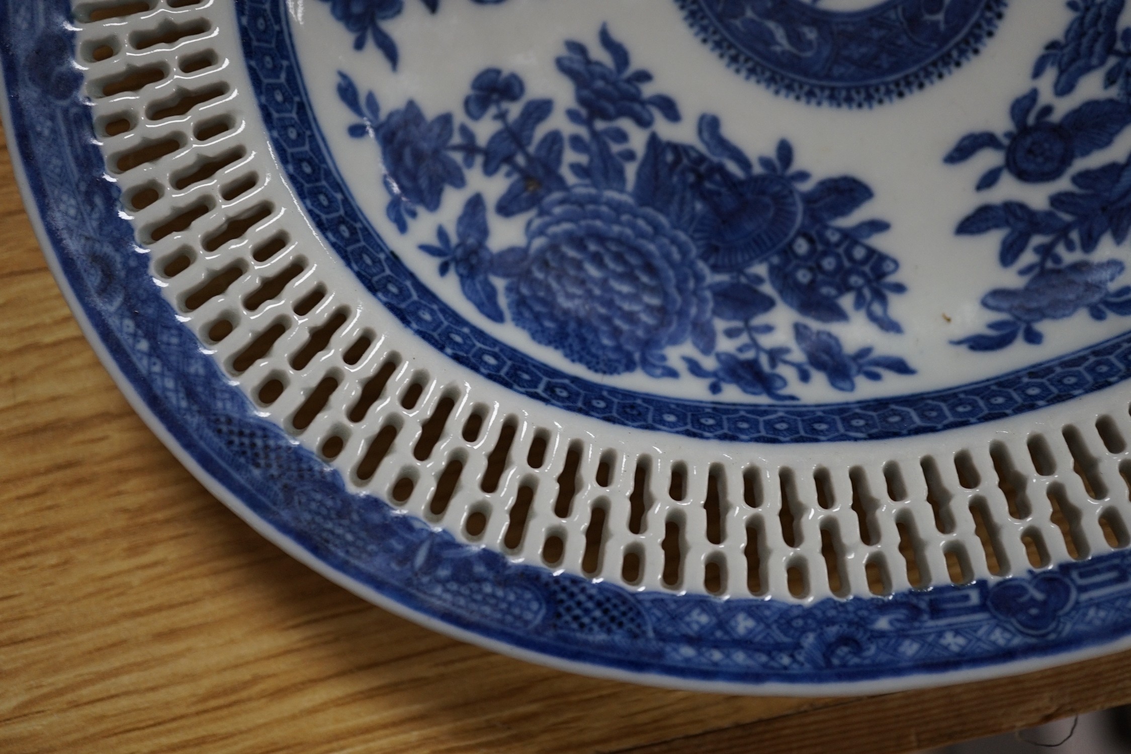 A Chinese crested blue and white stand, Qianlong period, 23.5cms wide